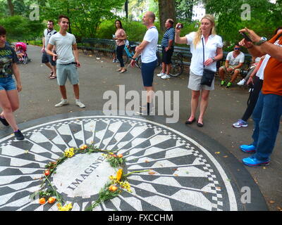 Monumento a John Lennon a Strawberry Fields a Central Park progettata da artista da Napoli, Italia Foto Stock