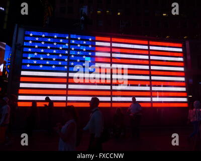 Noi bandiera in Times Square realizzato da diversi colori di luce Foto Stock