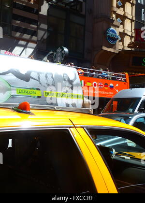 New York City taxi su 42nd Street Foto Stock