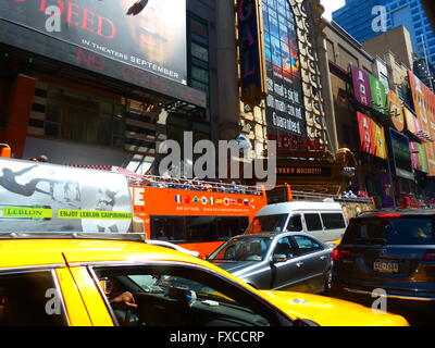 New York City taxi su 42nd Street Foto Stock