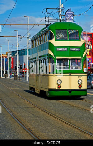 Heritage tram di fronte al mare a Blackpool Foto Stock