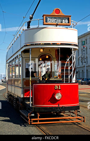 Heritage double decker tram n. 31 sul lungomare di Blackpool Foto Stock