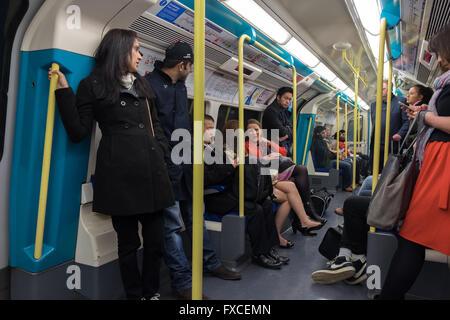 I passeggeri di Londra con la Metropolitana di Londra, Regno Unito Foto Stock