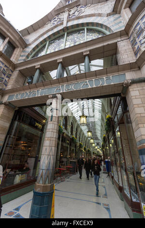 Ingresso al Royal Arcade, progettato da George Skipper, Norwich, Norfolk, Inghilterra, Regno Unito Foto Stock