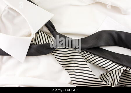 Che il tirante di usura su una camicia bianca? Camicia in bianco e nero con cravatta stipped Foto Stock