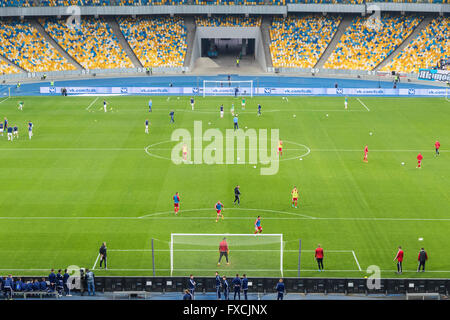 Kiev, Ucraina - 10 Aprile 2016: il campo della NSC Olympic Stadium (NSC Olimpiyskyi) durante l'Ucraina Premier League FC Dynamo Kyiv Foto Stock