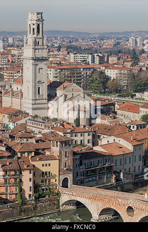 Duomo di Verona e il ponte di pietra visto dalla piazza di Castel San Pietro. Foto Stock