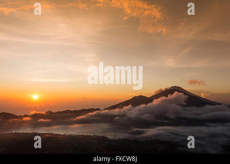 Bellissima alba dalla cima del Monte Batur - Bali, Indonesia Foto Stock