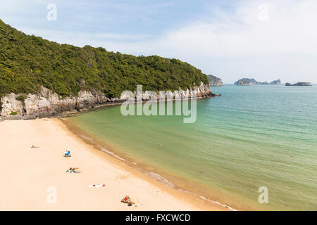 Spiaggia di sabbia bianca in Cat Ba Island, Vietnam Foto Stock