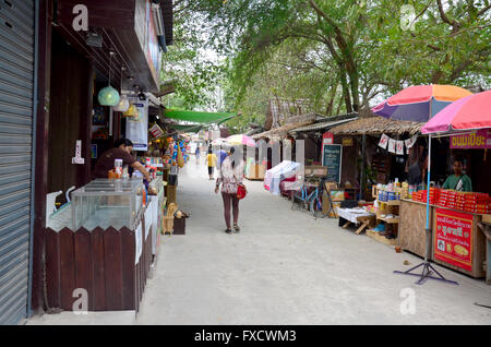 Donna Thai passeggiate e shopping al mercato all'aperto il 23 febbraio 2016 in Lopburi, Thailandia Foto Stock