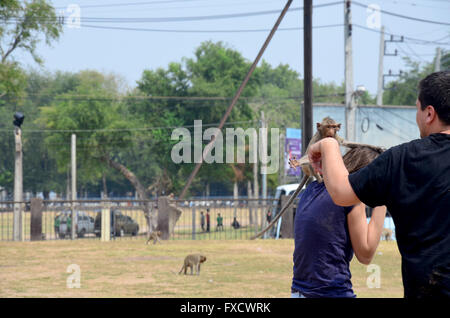 La gente viaggia a Phra Prang Sam Yod in Lopburi, Thailandia Foto Stock