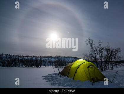 In tenda la notte artica di Finlandia Foto Stock