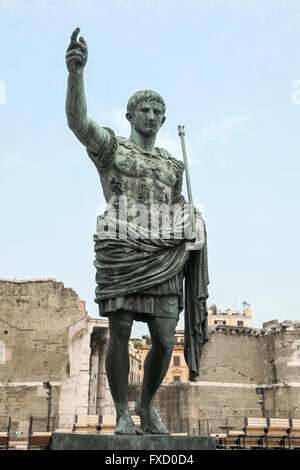 Antica statua S.P.Q.R. IMP Caesar Augustus pater patriae. Via dei Fori Imperiali street, Roma, Italia Foto Stock