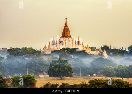 Tempio di Ananda in Bagan di sunrise Foto Stock