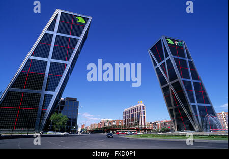 Spagna, Madrid, Plaza de Castilla, Puerta de Europa, Kio Towers (Torres de Kio), architetto Philip Johnson Foto Stock