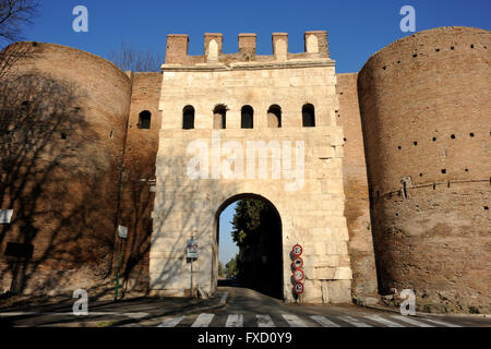 Italia, Roma, Mura Aureliane, porta Latina, antica porta romana Foto Stock