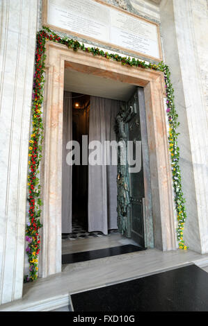 Italia, Roma, basilica di San Giovanni in Laterano, Giubileo 2016, la porta Santa si apre Foto Stock