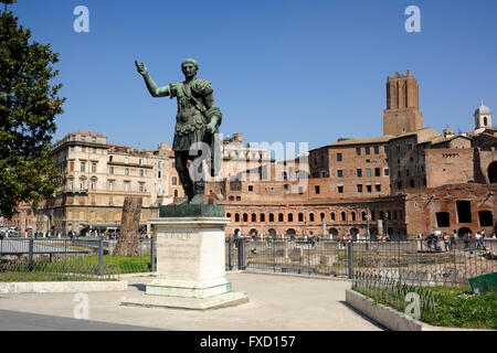 Italia, Roma, statua in bronzo dell'imperatore romano Traiano e mercato di Traiano Foto Stock