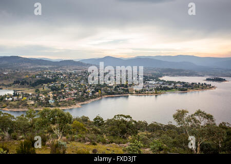 La vista su Jindabyne e il suo lago in una fresca giornata estiva nel Nuovo Galles del Sud, Australia Foto Stock