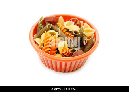 Orange Bowl con pasta di fantasia isolato su bianco Foto Stock