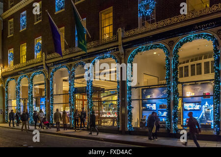 Gli amanti dello shopping natalizio passeranno davanti all'iconico gioiello di lusso Asprey, situato su Bond Street durante il periodo natalizio a Londra, Regno Unito Foto Stock