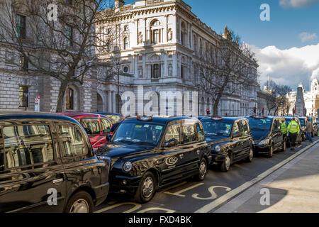 Una protesta della London Taxi Drivers Association contro Uber a Londra. Black London Taxis ha bloccato Whitehall in una dimostrazione contro Uber, Londra, Regno Unito Foto Stock