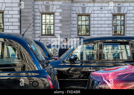 Una protesta della London Taxi Drivers Association contro Uber a Londra. Black London Taxis ha bloccato Whitehall in una dimostrazione contro Uber, Londra, Regno Unito Foto Stock