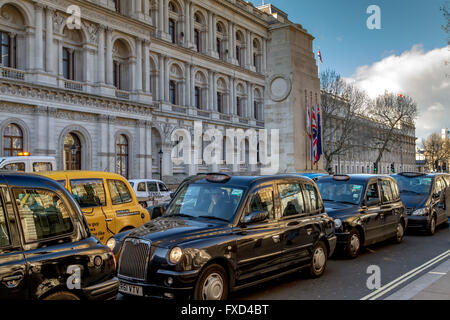 Una protesta della London Taxi Drivers Association contro Uber a Londra. Black London Taxis ha bloccato Whitehall in una dimostrazione contro Uber, Londra, Regno Unito Foto Stock