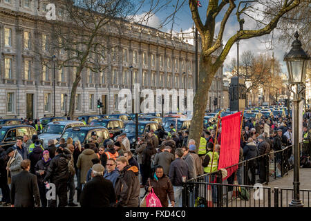 Una protesta della London Taxi Drivers Association contro Uber a Londra. Black London Taxis ha bloccato Whitehall in una dimostrazione contro Uber, Londra, Regno Unito Foto Stock