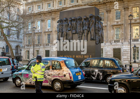 Una protesta della London Taxi Drivers Association contro Uber a Londra. Black London Taxis ha bloccato Whitehall in una dimostrazione contro Uber, Londra, Regno Unito Foto Stock