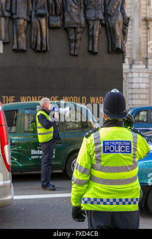 Una protesta della London Taxi Drivers Association contro Uber a Londra. Black London Taxis ha bloccato Whitehall in una dimostrazione contro Uber, Londra, Regno Unito Foto Stock