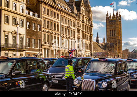 I Black London Taxis bloccarono Whitehall in una dimostrazione contro Uber, Londra, Regno Unito Foto Stock