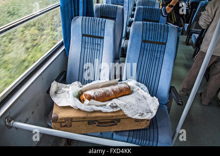 Bel pezzo di strudel fatti in casa che più dolce i passeggeri sul treno. Foto Stock