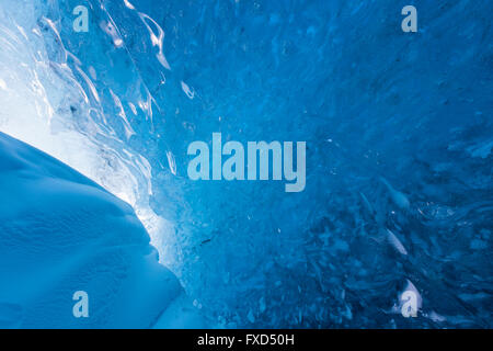 Blu ghiaccio nella caverna di ghiaccio all'interno Breidamerkurjokull, uscita del ghiacciaio Vatnajökull / Vatna ghiacciaio dell'Islanda Foto Stock