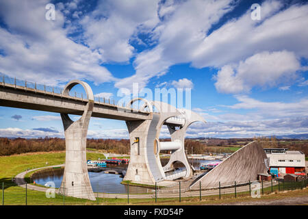Il livello elevato approccio al Falkirk Wheel, la barca rotante di collegamento sollevamento il canale di Forth e Clyde con la Union Canal, Foto Stock