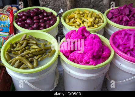 Verdure sottaceto sul mercato arabo che scompostamente tra cristiani e musulmani quarti sulla Città Vecchia di Gerusalemme, Israele Foto Stock