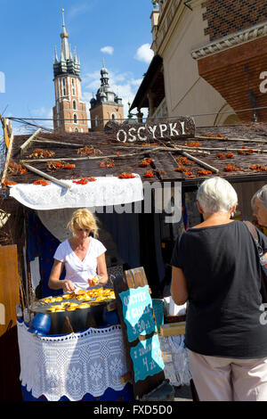 Donna vendita di formaggio affumicato dalle montagne nella piazza del mercato di Cracovia in Polonia Foto Stock