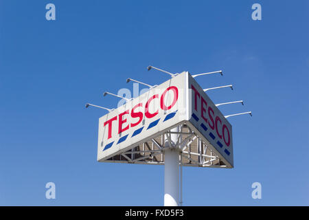 Bianco logo Tesco contro sfondo blu Foto Stock