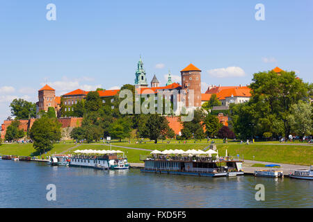 I turisti barche sul fiume Wisla e il castello di Wawel a Cracovia, Polonia Foto Stock