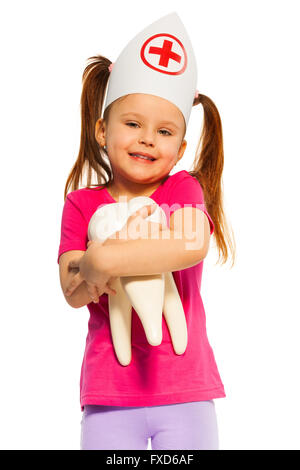 Divertenti piccole medico con grande modello di denti Foto Stock