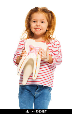 Carino bambina dente di ritegno modello nelle sue mani Foto Stock
