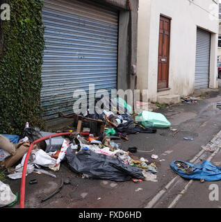 La spazzatura e spazzatura a sinistra in Cardiff back street, autorità locali non hanno le risorse per eliminare. Il 14 aprile 2016 Foto Stock