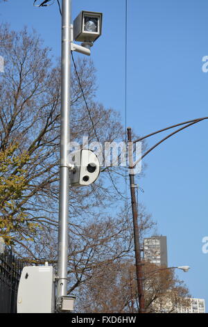 Un odiato fotocamera velocità su Irving Park Road nel Chicago vista lago quartiere. Questa fotocamera problemi tra i più in città. Foto Stock