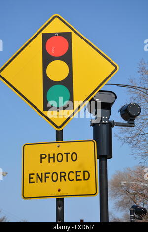 Una luce rossa fotocamera su Irving Park Rd. e Clark San nel Chicago vista lago quartiere. Foto Stock