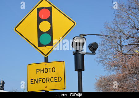 Una luce rossa fotocamera su Irving Park Rd. e Clark San nel Chicago vista lago quartiere. Foto Stock