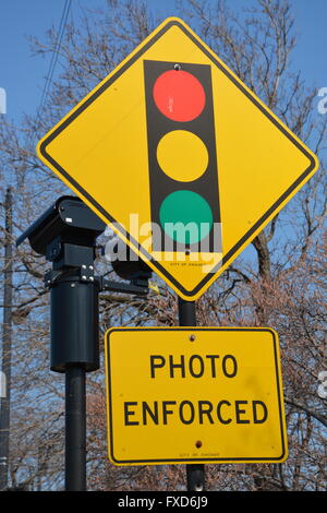 Una luce rossa fotocamera su Irving Park Rd. e Clark San nel Chicago vista lago quartiere. Foto Stock