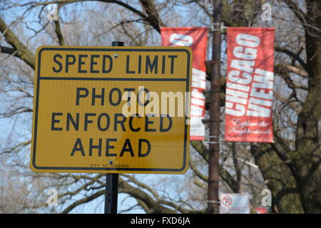 Un segno per una velocità fotocamera su Irving Park Rd in Chicago vista lago quartiere. Questa fotocamera problemi tra i più in città Foto Stock