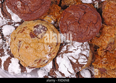Pila di pane appena sfornato, fatti in casa a base di cioccolato, cioccolato e cioccolato crinkle cookies Foto Stock