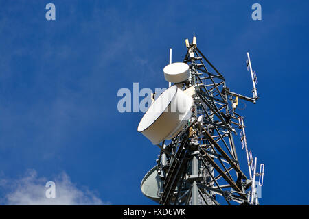 Torre cellulare con piatti a microonde a basso angolo Foto Stock