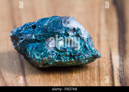 Primo piano di una bella roccia con colori vivaci e vari cristalli in varie tipologie di calzature e dimensioni Foto Stock